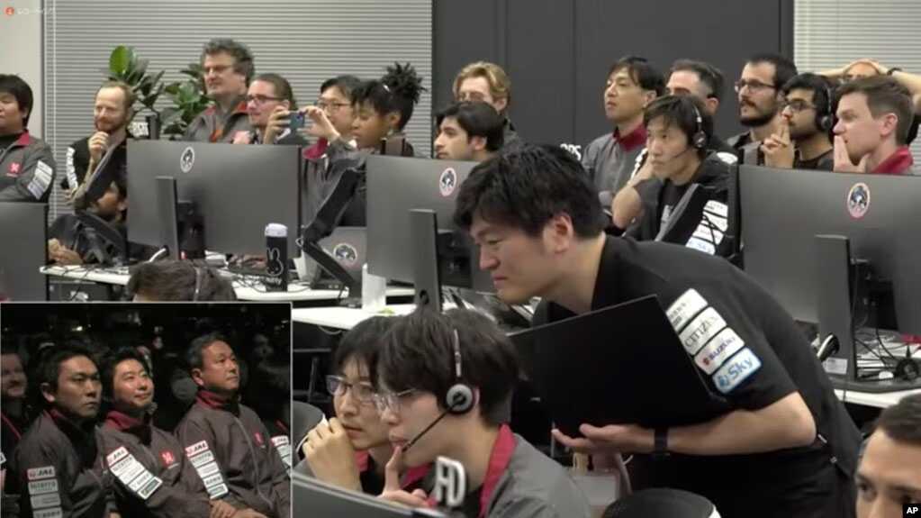 pesawat antariksa jepang hilang kontak Para insinyur pengendali penerbangan di Tokyo menunggu sinyal dari pesawat antariksa "Hakuto" setelah upaya pendaratan di permukaan bulan, Rabu dini hari, 26 April 2023.