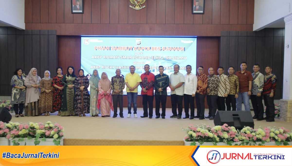 Foto bersama usai acara pisah sambut Kapolres Asahan di Pendopo Rumah Dinas Bupati, Minggu (16/4/2023). (JurnalTerkini.id/Rizki)
