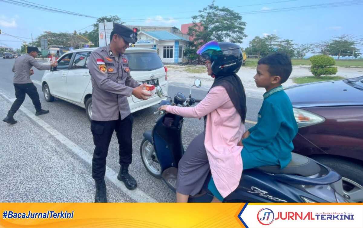 Polres Natuna saat berbagi takjil dengan masyarakat, Kamis (13/4/2023). (foto/ist)