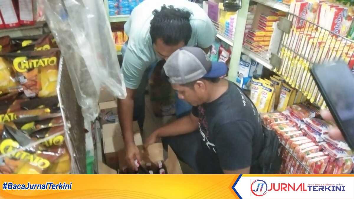 razia miras polres asahan Satreskrim Polres Asahan merazia minuman keras di warung-warung dan toko, Sabtu (1/4/2023). (JurnalTerkini.id/rizki