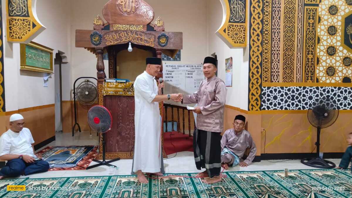 Wabup Natuna, Rodhial Huda saat menyerahkan santunan dalam safari Ramadhan di Masjid Al Ihya, Desa Air Payang, Kecamatan Pulau Laut, Senin (3/4/2023). foto (ist)