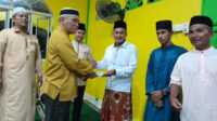 safari ramadhan sei asam Asisten Tata Pemerintahan Sekretariat Daerah Kabupaten Karimun sularno menyerahkan santunan dalam safari Ramadhan di Masjid Al Hidaya, Desa Sei Asam, Kecamatan Belat, Rabu (12/4/2023) malam. (JurnalTerkini.id/rusdianto)