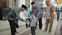 santunan dhuafa Asahan Bupati Asahan Surya bersama Badan Kesejahteraan Masjid Agung H Achmad Bakrie menyerahkan santunan untuk anak yatim dan kaum dhuafa, Jumat (14/4/2023). (JurnalTerkini.id/Rizki)