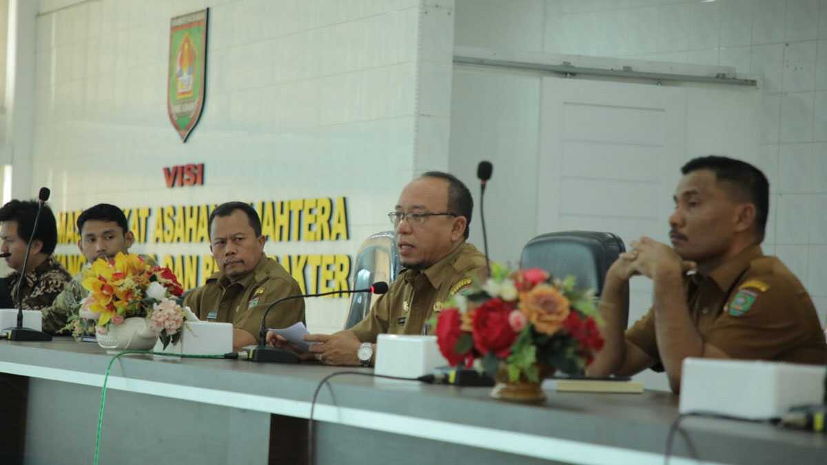 sekda asahan buka bimbingan sakip Sekda Asahan John Hardi Nasution membuka bimbingan SAKIP di aula Melati, Kantor Bupati Asahan. Selasa (11/4/2023). (JurnalTerkini.id/rizki)
