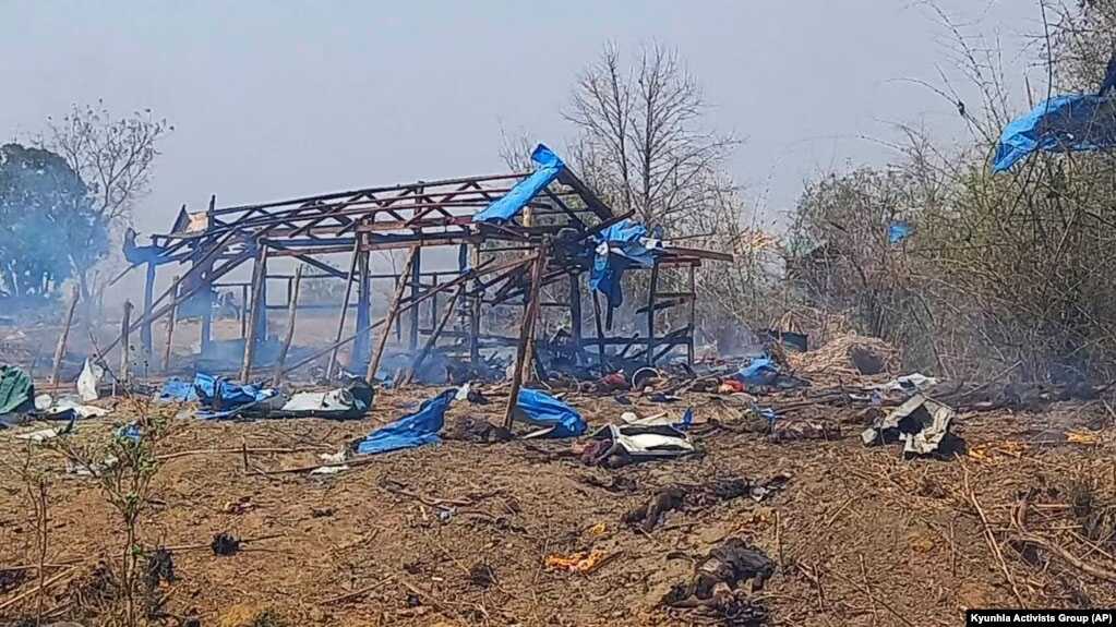 serangan junta myanmar Kerusakan akibat serangan udara junta militer di desa Pazigyi di Kotapraja Kanbalu, Wilayah Sagaing, Myanmar, Selasa, 11 April 2023. (Kelompok Aktivis Kyunhla via AP)