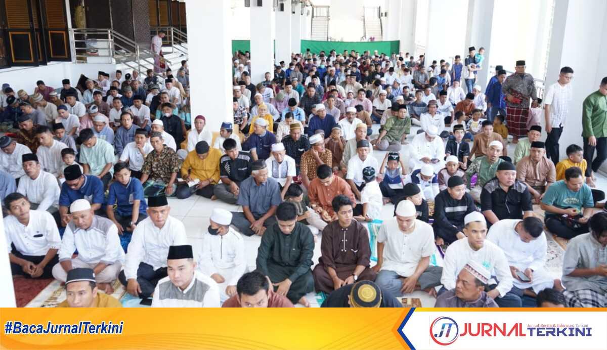 Shalat Idul Fitri di Masjid Agung H Achmad Bakrie, Sabtu (22/4/2023). (JurnalTerkini.id/Rizki)