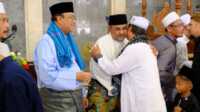 shalat id masjid agung Karimun Bupati Karimun Aunur Rafiq didampingi Wakil Bupati Anwar Hasyim bermaaf-maafan dengan jamaah usai shalat Idul Fitri di Masjid Agung, Sabtu (22/4/2023). (Dok. Diskominfo Karimun)