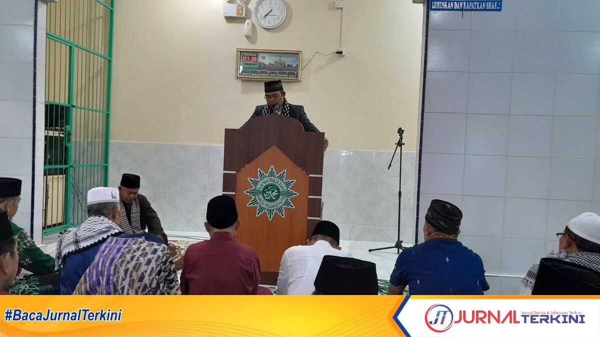 Usman HAM S.Ag, khatib shalat Id di Masjid Nurul Ihsan Muhammadiyah Tanjung Balai Karimun sedang berkhutbah dalam shalat Idul Fitri 1444 H, Jumat (21/4/2023). (JurnalTerkini.id/rusdi)