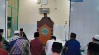 shalat id muhammadiya karimun Usman HAM S.Ag, khatib shalat Id di Masjid Nurul Ihsan Muhammadiyah Tanjung Balai Karimun sedang berkhutbah dalam shalat Idul Fitri 1444 H, Jumat (21/4/2023). (JurnalTerkini.id/rusdi)