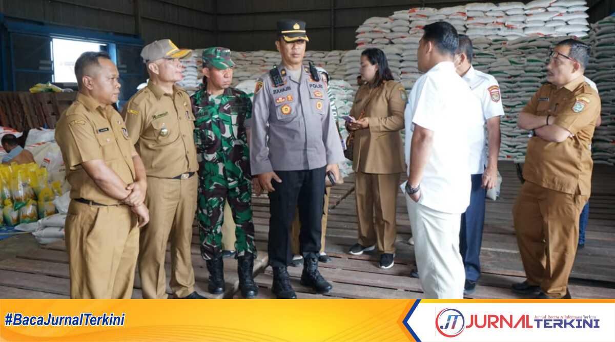 Asisten Ekonomi Pembangunan Oktoni Erianto didampingi beberapa kepala dinas, TNI dan Polri sidak harga sembako di Pajak Kartini, Selasa 11/4/2023). (JurnalTerkini.id/Rizki)