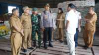 Asisten Ekonomi Pembangunan Oktoni Erianto didampingi beberapa kepala dinas, TNI dan Polri sidak harga sembako di Pajak Kartini, Selasa 11/4/2023). (JurnalTerkini.id/Rizki)