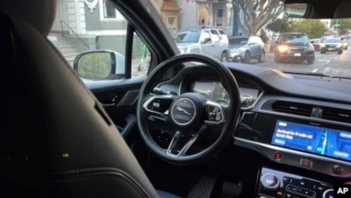 taksi swakemudi waymo Taksi swakemudi "Waymo" sedang menjalani uji coba di San Francisco, California (foto: dok VOA)