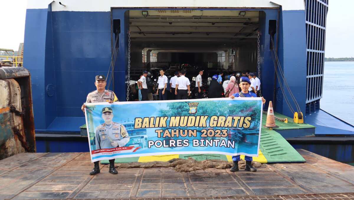 Polres Bintan membagikan 200 tiket mudik gratis kepada para penumpang tujuan Batam,Selasa (24/4/2023). (foto istimewa)