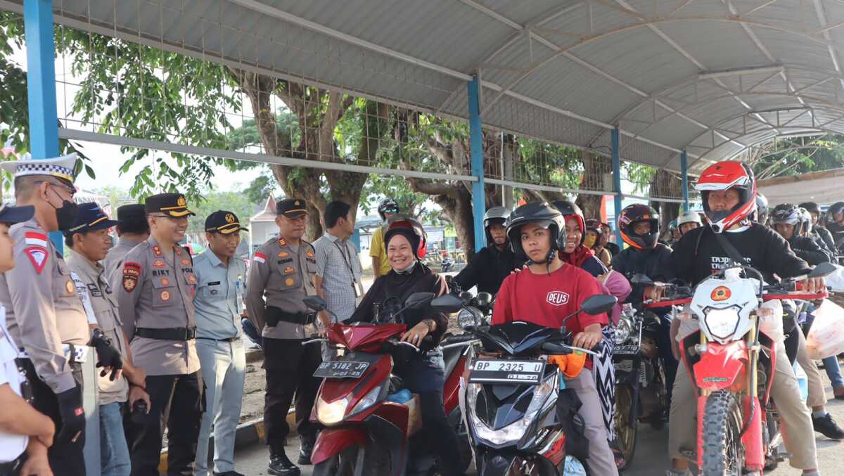 Kapolres Bintan AKBP Riky Iswoyo melepas pemudik yang mendapatkan tiket gratis, Selasa (24/4/2023). (foto istimewa)