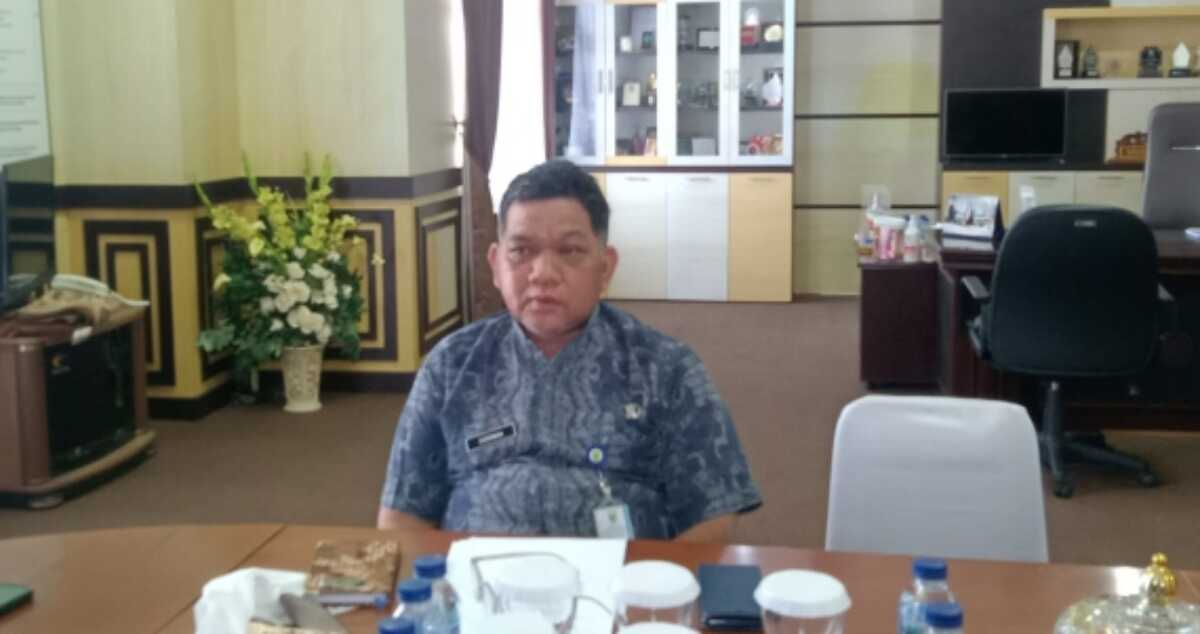 Kepala Bagian Kesra Kabupaten Natuna, Sudirman saat menjelaskan hal-hal teknis terkait persiapkan pelaksanaan STQH Tingkat Provinsi yang akan dilaksanakan di Kabupaten Karimun. (foto/ist)