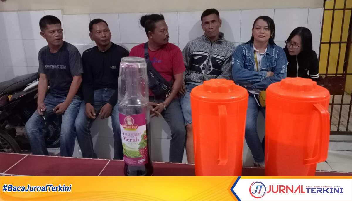 Pemilik dan pengunjung warung tuak yang diamankan dalam Operasi Pekat Toba 2023 yang digelar Polres Asahan, Jumat (31/3/2023) malam. Kelimanya diberikan pembinaan dan diperbolehkan pulang. (JurnalTerkini.id/rizki)