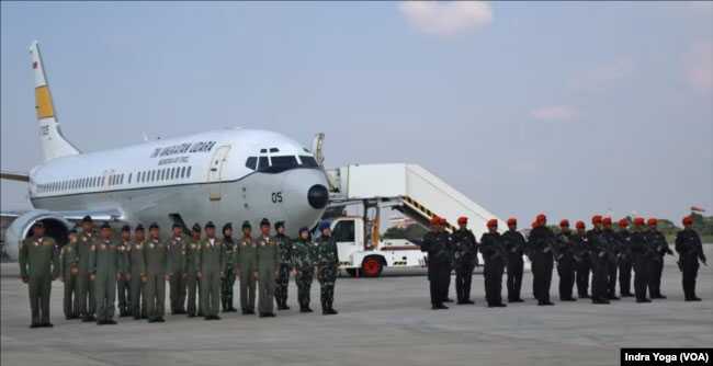 Dengan menggunakan pesawat Boeing 737 milik TNI AU, sebanyak 39 personel gabungan yang di antaranya terdiri dari tim medis dan pasukan elit dikirim untuk membantu proses evakuasi WNI dari Sudan. (Foto: VOA/Indra Yoga)