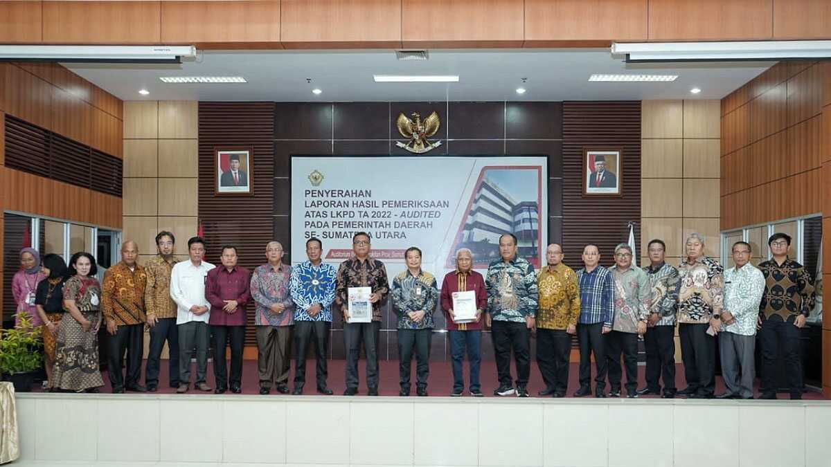 Asahan raih opini WTP Bupati Asahan H Surya (9 kanan) berfoto bersama BPK dan sejumlah kepala daerah di Sumut usai penyerahan laporan hasil pemeriksaan atau Laporan Keuangan Pemerintah Daerah 2022 di Auditorium BPK Perwakilan Provinsi Sumatera Utara, Senin (08/05/2023). Pemkab Karimun untuk keenam kalinya secara beruntut meraih opini WTP. (JurnalTerkini.id/istimewa)