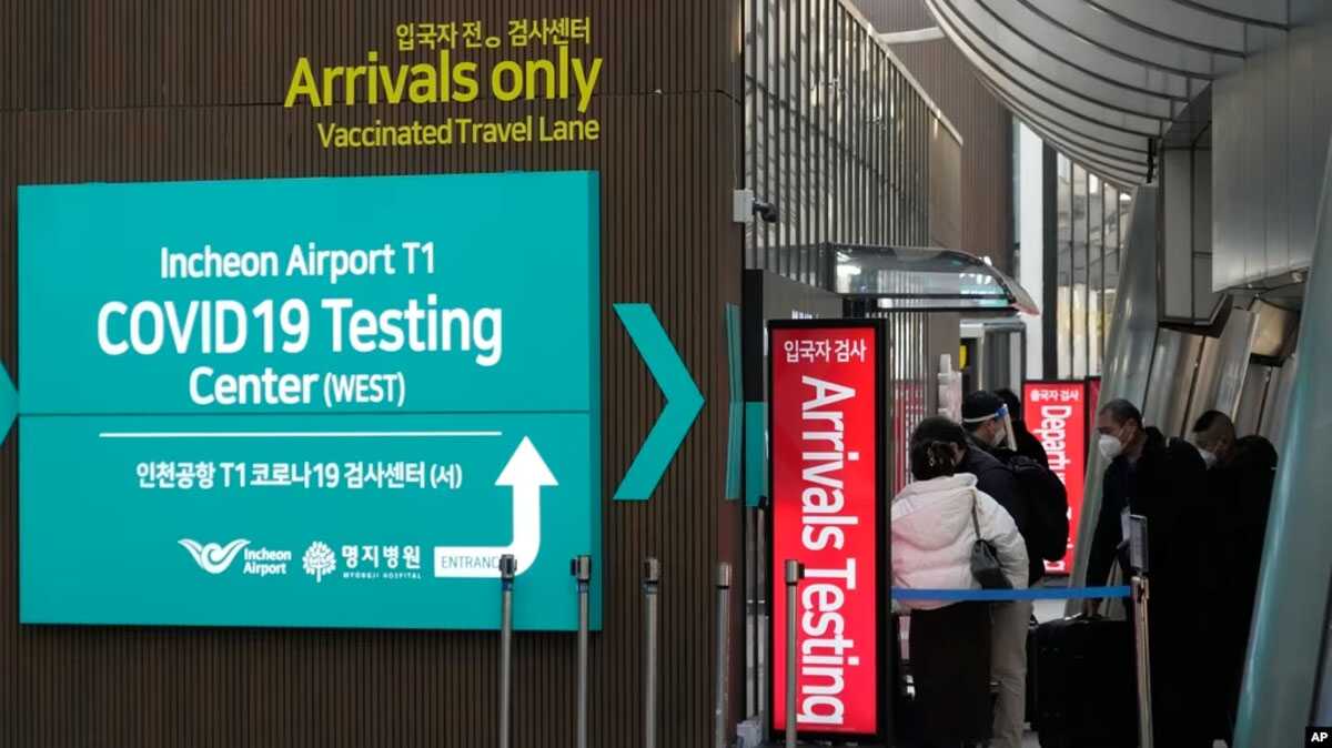Bandara Incheon Korea Selatan Penumpang yang tiba dari China memasuki pusat pengujian COVID-19 di Bandara Internasional Incheon di Incheon, Korea Selatan, Selasa, 10 Januari 2023. (Foto: AP)