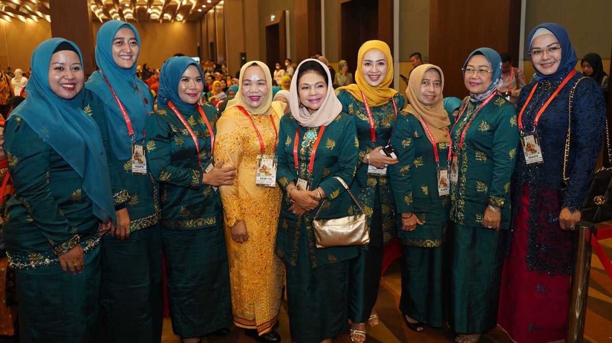 Dekranasda asahan Ketua Dekranasda Asahan bersama jajaran berfoto bersama usai puncak HUT Dekranas ke-43 di Medan, Sumatera Utara, Selasa (16/5/2023). (foto istimewa)