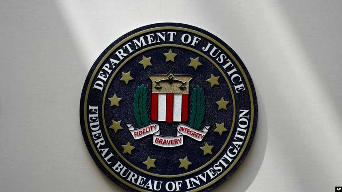 FBI Logo FBI yang tersemat di sebuah bangunan di Omaha, Nebraska, pada 10 Agustus 2022. (Foto: AP/Charlie Neibergall)