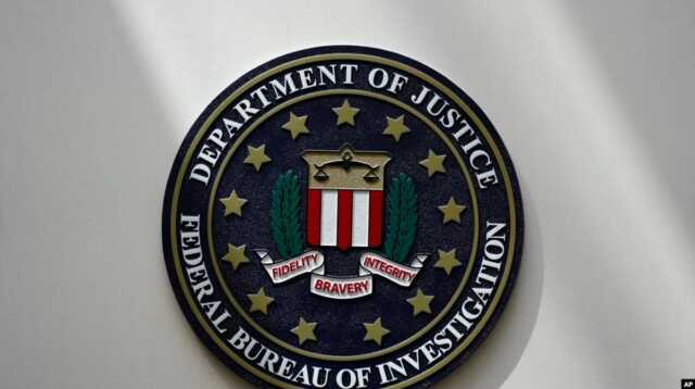 Logo FBI yang tersemat di sebuah bangunan di Omaha, Nebraska, pada 10 Agustus 2022. (Foto: AP/Charlie Neibergall)