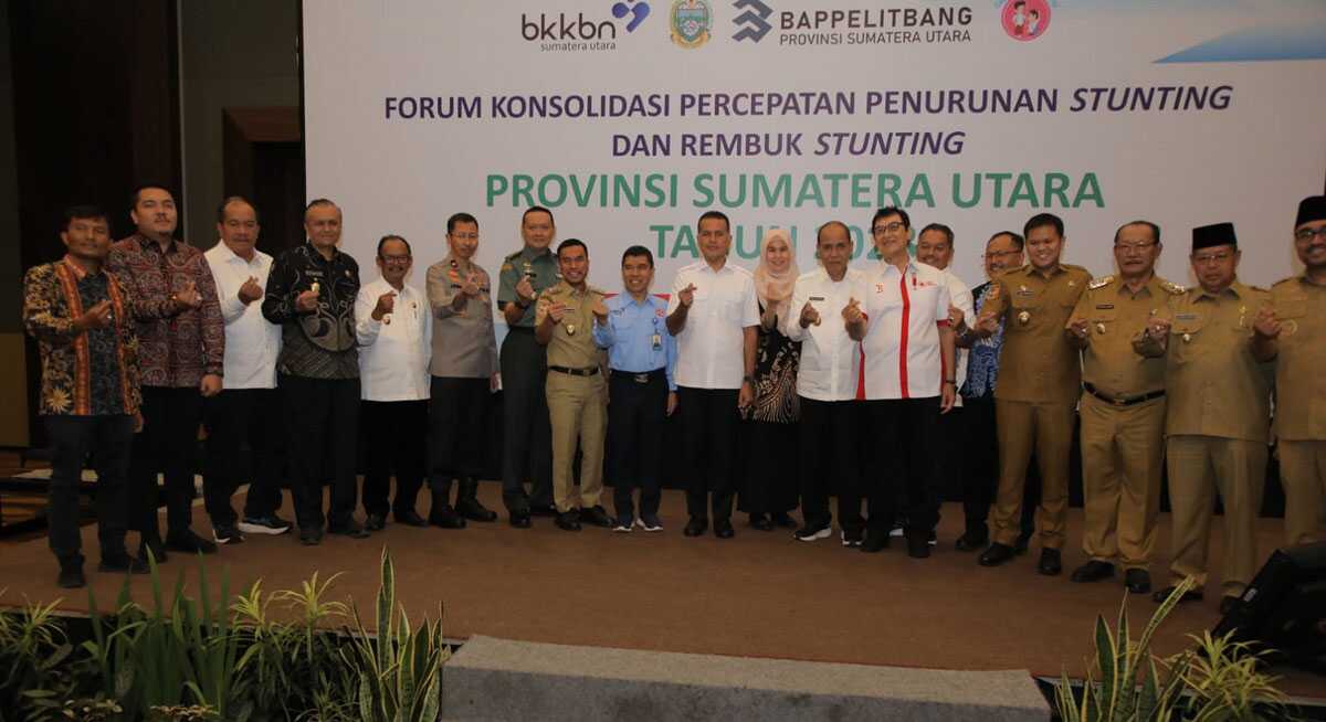 Forum Stunting Asahan Kepala daerah se-Sumatera Utara berfoto usai mengikuti Forum Koordinasi Percepatan Penurunan Stunting dan Rembuk Stunting Provinsi Sumatera (Provsu) di Aula Santika Premiere Hotel Medan, Senin (29/05/2023). (Foto istimewa)