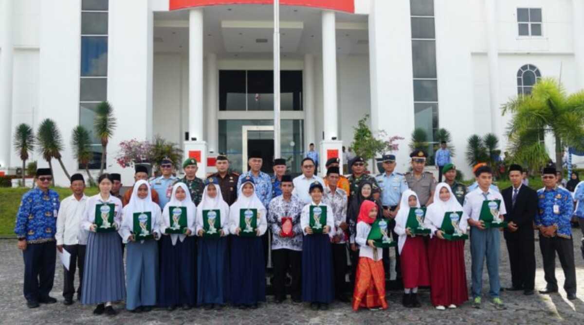 Berfoto bersama usai upacara Hardiknas di Kantor Bupati Natuna, Selasa (2/5/2023). (foto istimewa)