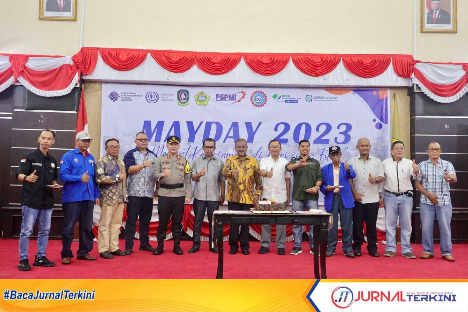 IMG-20230501-WA0020 Bupati Karimun Aunur Rafiq (tenga) bersama sejumlah pejabat dan perwakilan buruh berfoto bersama usai acara memperingati Hari Buruh di Gedung Nasional, Tanjung Balai Karimun, Senin (1/5/2023). (JurnalTerkini.id/yogi)