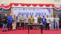 IMG-20230501-WA0020 Bupati Karimun Aunur Rafiq (tenga) bersama sejumlah pejabat dan perwakilan buruh berfoto bersama usai acara memperingati Hari Buruh di Gedung Nasional, Tanjung Balai Karimun, Senin (1/5/2023). (JurnalTerkini.id/yogi)