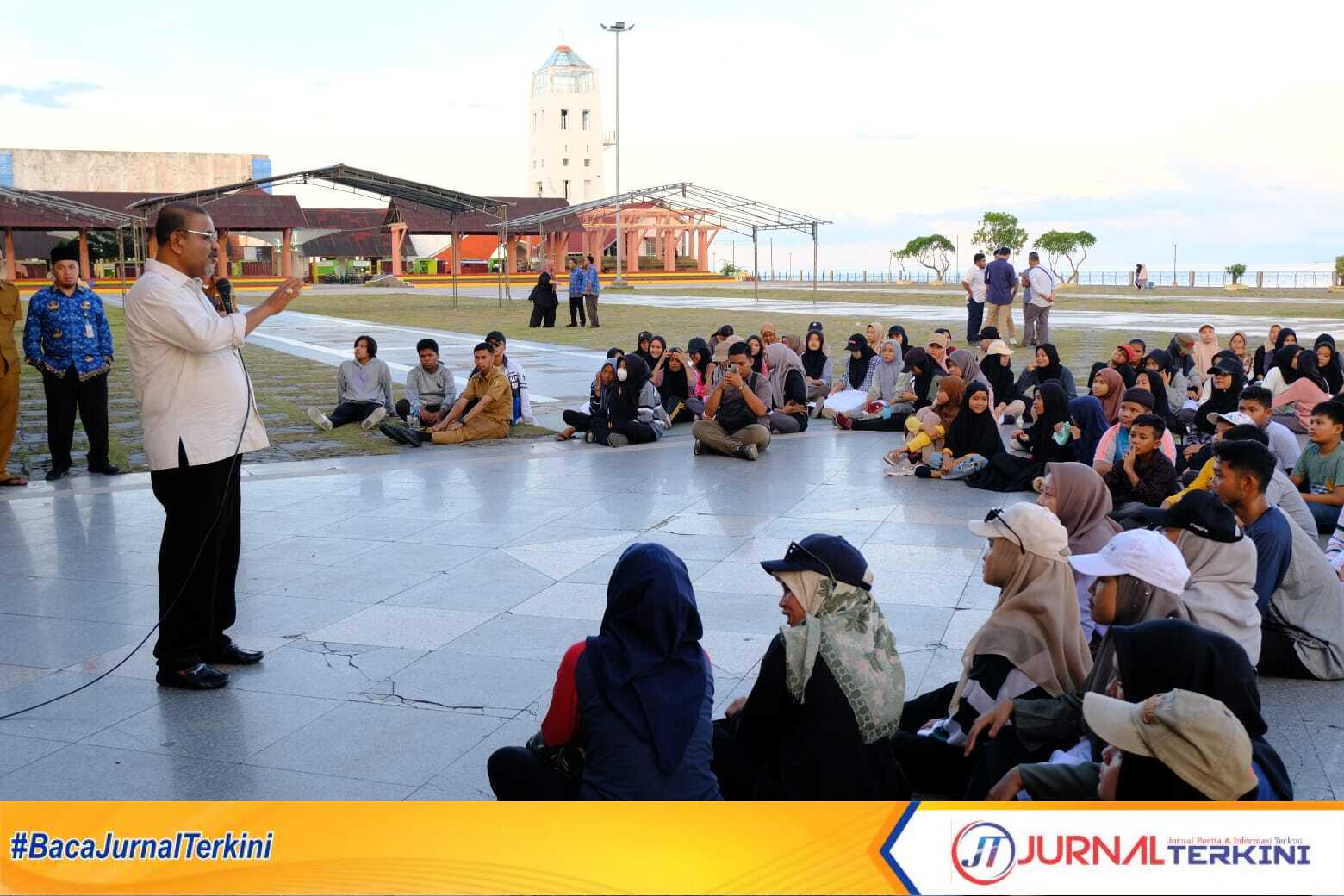 Bupati Karimun Aunur Rafiq, Rabu (3/5/2023) memberikan motivasi dan pengarahan kepada para penari massal yang akan tam,pil dalam pembukaan STQH Kepri di Panggung Rakyat Putri Kemuning, Coastal Area, Tanjung Balai Karimun. (Dok. diskominfo karimun)