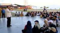 Bupati Karimun Aunur Rafiq, Rabu (3/5/2023) memberikan motivasi dan pengarahan kepada para penari massal yang akan tam,pil dalam pembukaan STQH Kepri di Panggung Rakyat Putri Kemuning, Coastal Area, Tanjung Balai Karimun. (Dok. diskominfo karimun)