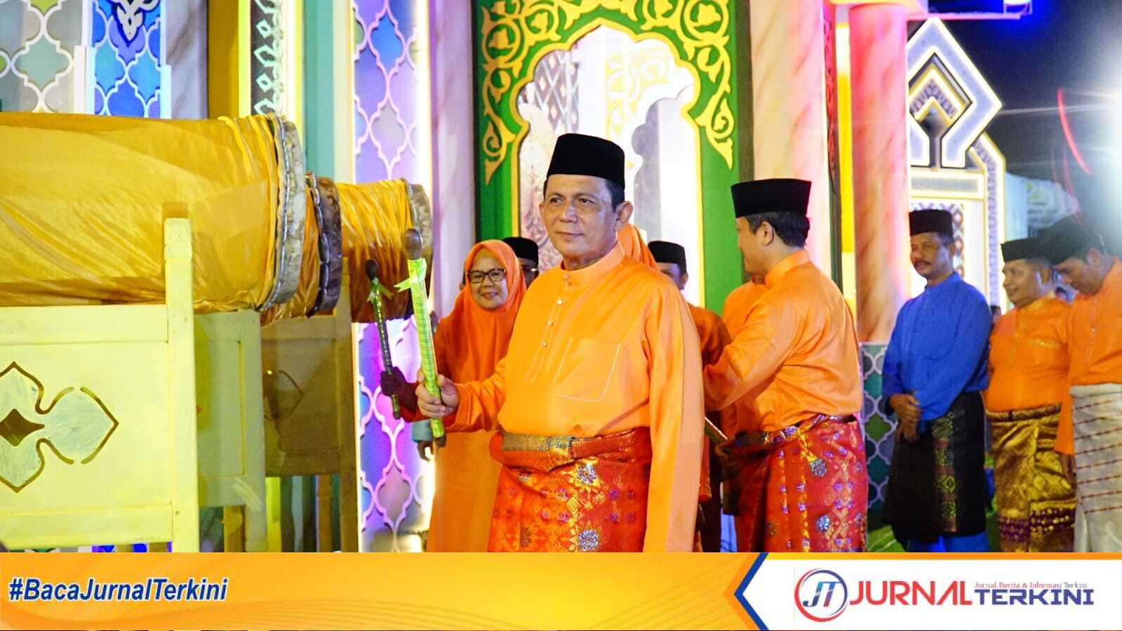 Gubernur Kepri Ansar Ahmad menabuh beduq tanda dimulai STQH X tingkat Provinsi Kepri di Coastal Area, Tanjung Balai Karimun, Selasa (9/5/2023) malam. (JurnalTerkini.id/yogi)