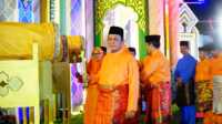 Gubernur Kepri Ansar Ahmad menabuh beduq tanda dimulai STQH X tingkat Provinsi Kepri di Coastal Area, Tanjung Balai Karimun, Selasa (9/5/2023) malam. (JurnalTerkini.id/yogi)