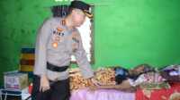 Kapolres Karimunn AKBP Ryky W Muharram menyerahkan bantuan sosial kepada ibu Supaini (67), warga Tanjungbatu Kota, Kecamatan Kundur, Jumat (12/5/2023) yang mengidap stroke dan komplikasi selama 1 tahun. (Dok. Humas Polres Karimun)