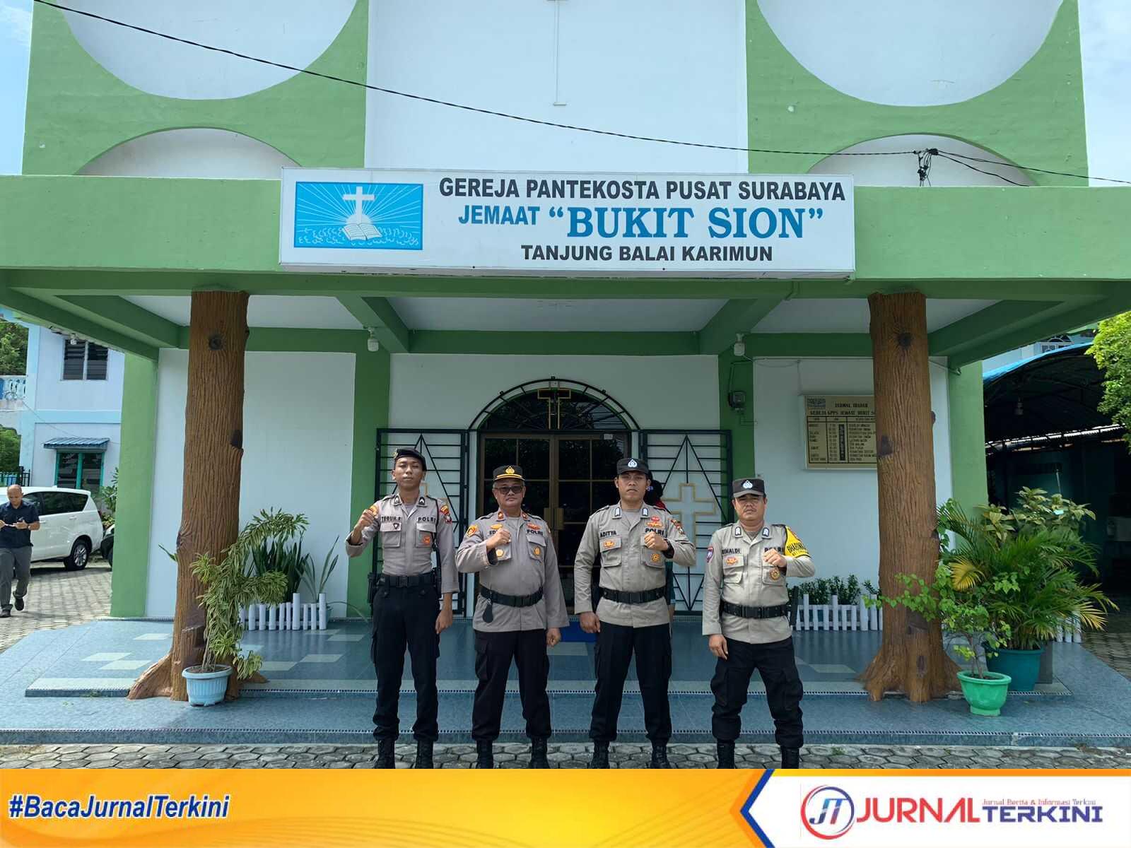 Personel Polres Karimun berpose di sela pengamanan Gereja Bukit Sion di peringatan Kenaikan Isa Almasih, Kamis (18/5/2023). (Dok. Humas Polres Karimun)
