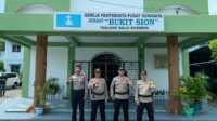 Personel Polres Karimun berpose di sela pengamanan Gereja Bukit Sion di peringatan Kenaikan Isa Almasih, Kamis (18/5/2023). (Dok. Humas Polres Karimun)