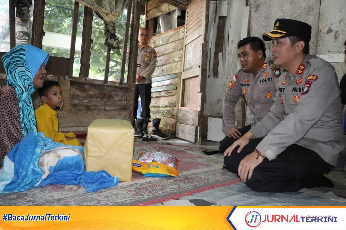 Kapolres Karimun AKBP Ryky W Muharram dalam Program Jumat Berkah memberikan bantuan kepada Masita, lansia di RT. 01 RW. 02, Kelurahan Darussalam, Kecamatan Meral Barat, Jumat (26/5/2023). (Dok. Humas Polres Karimun)