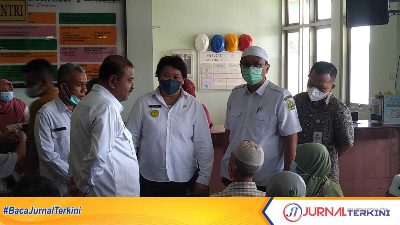 Bupati Karimun sidak RSUD Muhammad Sani Bupati Karimun Aunur Rafiq berdiskusi dengan Direktur RSUD Muhammad dalam sidak yang dilakukannya Rabu (31/5/2023). (JurnalTerkini.id/Yogi)