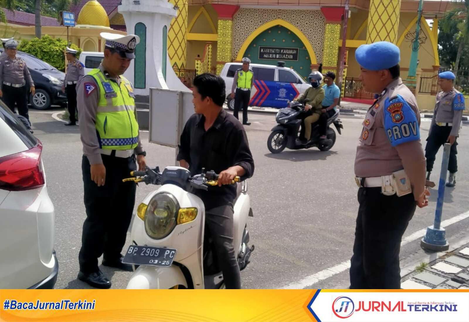 Satlantas Polres Karimun menggelar razia kendaraan di depan rumah dinas bupati, Jumat (5/5/2023). (JurnalTerkini.id/yogi)