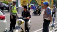 Satlantas Polres Karimun menggelar razia kendaraan di depan rumah dinas bupati, Jumat (5/5/2023). (JurnalTerkini.id/yogi)