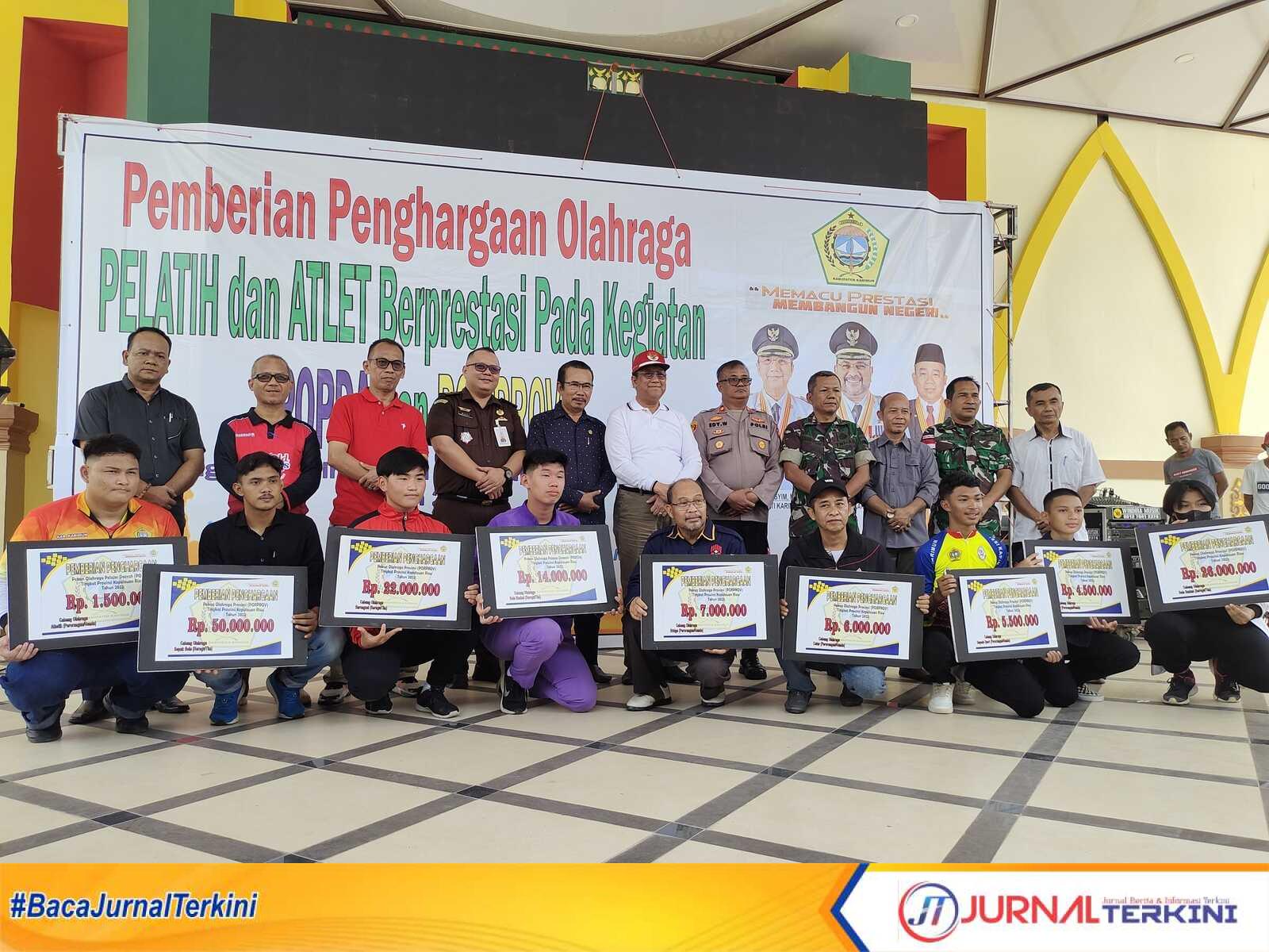 IMG_20230508_140550 Wakil Bupati Karimun Anwar Hasyim berfoto bersama para atlet usai penyerahan bonus di halaman rumah dinas bupati, Senin (8/5/2023). (JurnalTerkini.id/yogi)