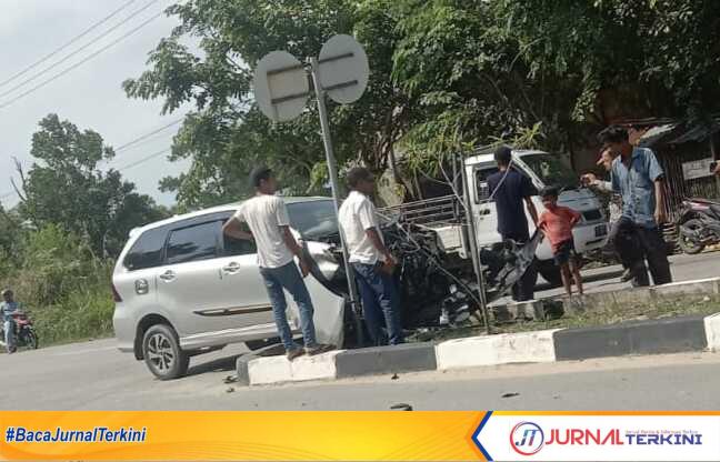 IMG_20230511_173458 Mobil Avanza yang rusak berat akibat kecelakaan di u-turn depan Masjid Agung Karimun, Kamis (11/5/2023). (JurnalTerkini.id/yogi)