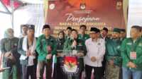 Ketua DPC PKB Karimun Nyimas Novi Ujiani didampingi jajaran pengurus dan bacaleg memberikan pernyataan usai menyerahkan berkas pencalonan kepada KPU Karimun, Sabtu (13/5/2023). (JurnalTerkini.id/yogi rafi putra)