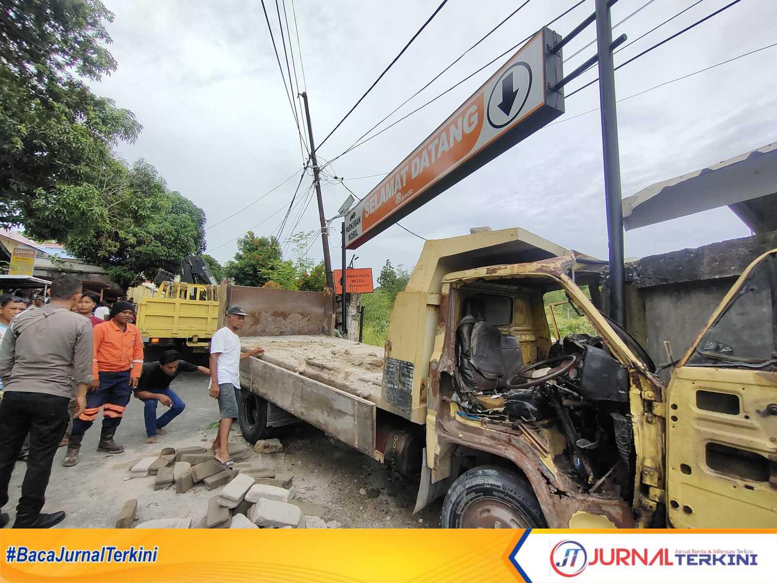 Truk rusak berat usai mengalami kecelakaan tunggal usai menabrak tembok Kafe Foodpedia Kabupaten Karimun, Kepulauan Riau, Selasa (16/5/2023). (JurnalTerkini.id/yogi rafi putra)