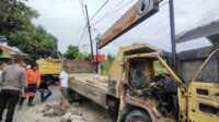 IMG_20230516_141103 Truk rusak berat usai mengalami kecelakaan tunggal usai menabrak tembok Kafe Foodpedia Kabupaten Karimun, Kepulauan Riau, Selasa (16/5/2023). (JurnalTerkini.id/yogi rafi putra)