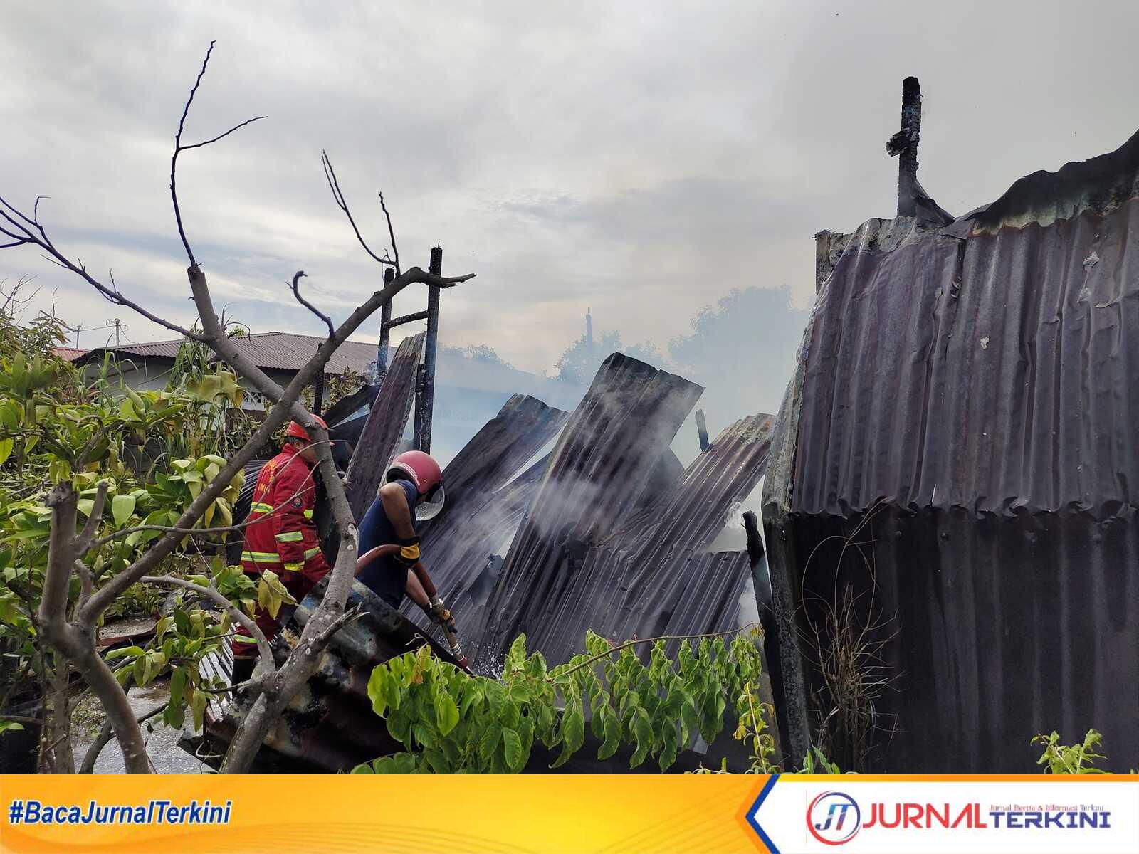 IMG_20230516_153040 Petugas memadamkan api yang menghanguskan satu rumah di Gg Awang Nur Kelurahan Baran Barat, Kecamatan Meral, Kabupaten Karimun, Kepulauan Riau dilalap si jago merah, Selasa (16/5/2023). (JurnalTerkini.id/yogi rafi putra)