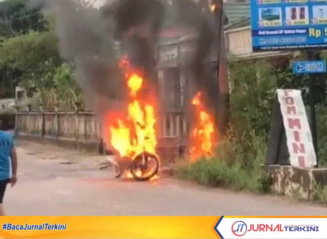 IMG_20230526_092359 Diduga tangki bocor, satu sepeda motor terbakar di ruas Jalan Al- Mujahidin, Kelurahan Harjosari, Kecamatan Tebing, Kabupaten Karimun, Kepulauan Riau, Kamis (25/5/2023) sore. (JurnalTerkini.id/yogi)