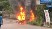 IMG_20230526_092359 Diduga tangki bocor, satu sepeda motor terbakar di ruas Jalan Al- Mujahidin, Kelurahan Harjosari, Kecamatan Tebing, Kabupaten Karimun, Kepulauan Riau, Kamis (25/5/2023) sore. (JurnalTerkini.id/yogi)