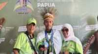 Andri Martis, atlet disabilitas asal Kabupaten Karimun, Kepulauan Riau bersama orang tuanya usai meraih medali emas dalam ajang Pekan Paralimpiade Nasional (Peparnas) XVI di Papua pada 2021 lalu. (Dokumentasi Pribadi)